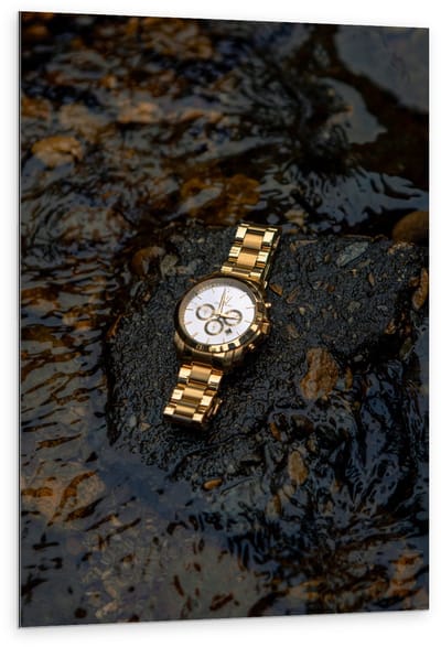Dibond - Goude Horloge op Waterige Steen - 80x120cm Foto op Aluminium (Met Ophangsysteem)