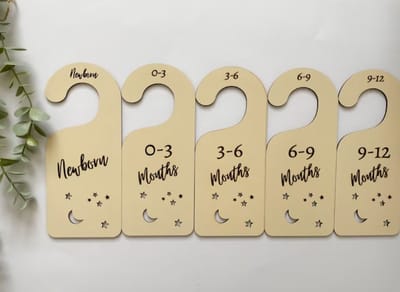 maathanger/Gepersonaliseerde babyhangers/ babyshowercadeaus/ sinterklaas/ cadeau met een naam/ houten hanger voor baby/ hanger voor kinderkleding/ garderobe-organisator/kraam cadeau