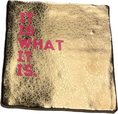 Hippe tegeltje met tekst: It is what it is | Goud met neon roze | Gepersonaliseerde cadeau | Hippe Spreuktegel | Nieuwe woning cadeau | Housewarming cadeau