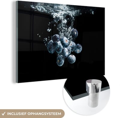 MuchoWow® Glasschilderij 150x100 cm - Schilderij acrylglas - Blauwe bessen - Fruit - bes - Stilleven - Water - Zwart - Foto op glas - Schilderijen
