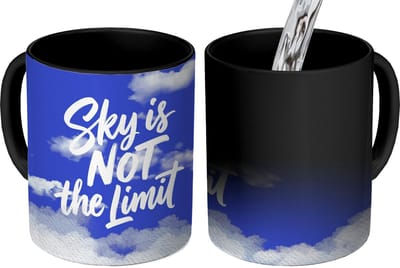 Magische Mok - Foto op Warmte Mokken - Koffiemok - Sky is not the limit - Blauwe lucht - Wolken - Magic Mok - Beker - 350 ML - Theemok - Mok met Tekst