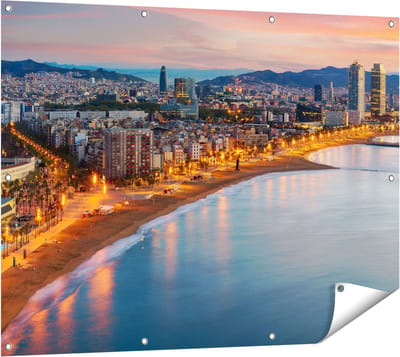 Gards Tuinposter Barcelona Strand met Stad bij Zonsondergang - 120x90 cm - Tuindoek - Tuindecoratie - Wanddecoratie buiten - Tuinschilderij