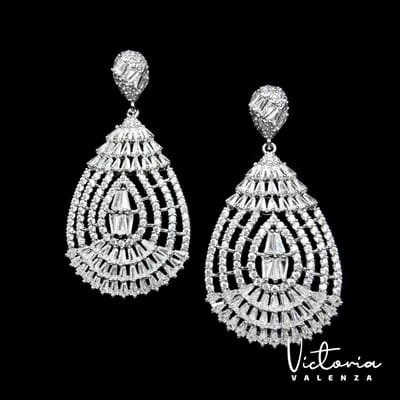 Victoria Valenza Dubai Luxe Oorbellen Dames Messing Oorhangers Dames Oorringen - Witte Steen - Kleur Zilver - 1 Paar