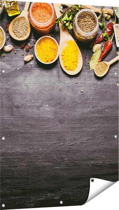Gards Tuinposter Indiase Kruiden op een Zwarte Tafel - 80x120 cm - Tuindoek - Tuindecoratie - Wanddecoratie buiten - Tuinschilderij
