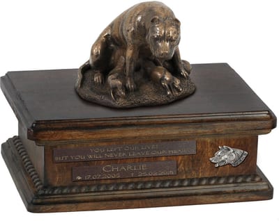 Persoonlijke urn voor American Staffordshire Terrier met beeldje en hout.