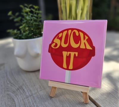 Tegeltje Suck It - Hippe Spreuktegel - Keramisch - Tekst Tegel - Quote - Tegeltje met Print - Humor - Fun - Cadeau - Kado