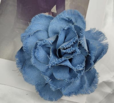 Broche-Boheemse denim rozenbroche 15 cm | Grote reversspeld en camelia haarclip voor dames en meisjes | Multifunctionele corsagebroche van denim materiaal-Lichtblauwe gerafelde randen