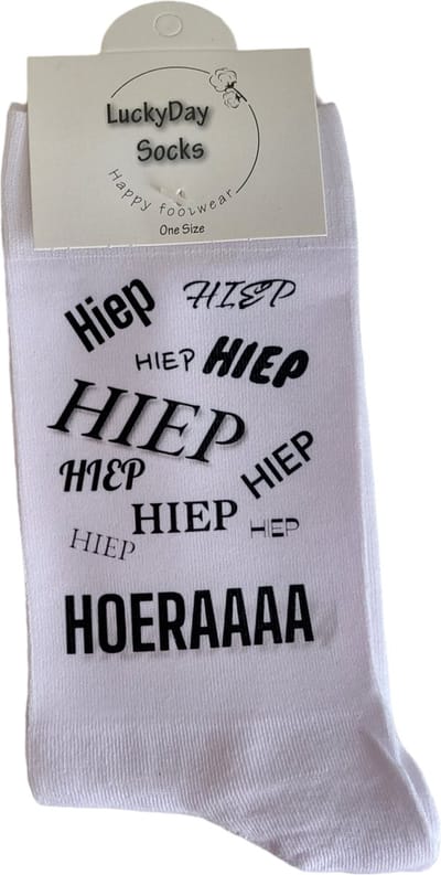 Verjaardag - Hiep Hiep Hoera - Verjaardagskado - Jarig - Sokken met tekst - Witte sokken - Cadeau voor vrouw en man - Kado - Sokken - Verjaardags cadeau voor hem en haar - Verliefd - Vaderdag - Moederdag - LuckyDay Socks - Maat 37-44