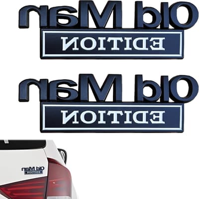 2 Stuks 3D Auto Stickers voor Mannen - Grappige Emblemen voor Bumper, Deur en Kofferbak - Ideaal voor Gepensioneerden en Autoliefhebbers