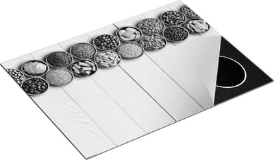 Chefcare Inductie Beschermer Kruidenbakjes op een Houten Tafel - Zwart Wit - 70x50 cm - Afdekplaat Inductie - Kookplaat Beschermer - Inductie Mat