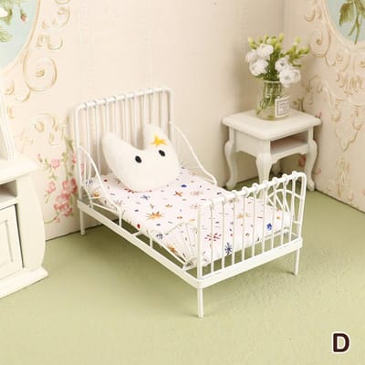 1Set1:12 Poppenhuis Miniatuur Metaal Europees Bed Wieg Bed met Laken Kussen Hangende Ornamenten Slaapkamer Decor Meubilair Speelgoed