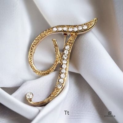 Luxe Strass | T | Letter Broche Goudkleurig met Zirconia Steentjes – Unisex Cursieve Initialen Pin Diverse Maten Voor Heren & Dames
