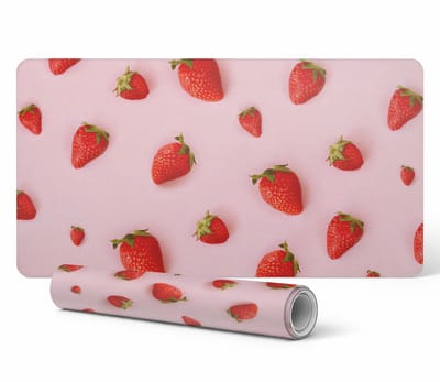 Beschermmat voor thuiswerkplek met aardbeien op een pastelkleurige achtergrond, 100x50 cm