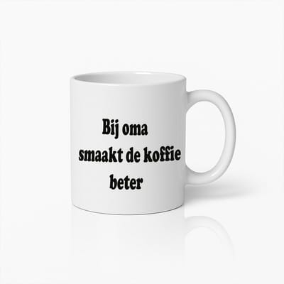 Bij Oma Smaakt De Koffie Beter Mok – Warmhartig Cadeau Voor Oma – Grappige Koffiebeker – 330ml Witte Keramische Mok