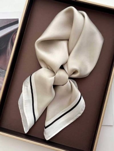 Stijlvolle Sjaal Zand - Beige - Créme - Off White - Zwart streep – 70 x 70 cm | Hoofdband - Sjaaltje - Bandana - Haarband - Effen - Prachtige glans - Chique om nek of aan tas! - DH collection