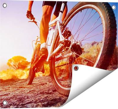 Gards Tuinposter Mountainbike Fietser op Stenen bij Zonsopgang - 50x40 cm - Tuindoek - Tuindecoratie - Wanddecoratie buiten - Tuinschilderij