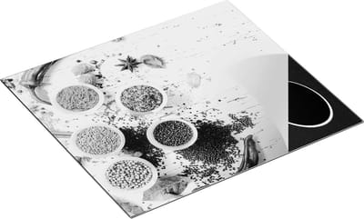 Chefcare Inductie Beschermer Kruidenbakjes op een Witte Houten Tafel - Zwart Wit - 60x50 cm - Afdekplaat Inductie - Kookplaat Beschermer - Inductie Mat