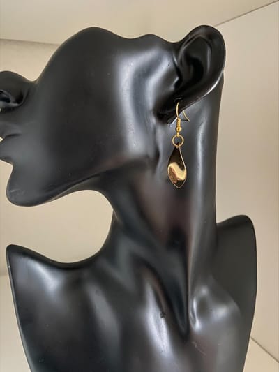 Goudkleurige oorhanger | Make up | Parfum | Moederdag | Verjaardagscadeau| Cadeautje| Valentijnsdag| Kado | sieraden | vaderdag | oorbellen | oorsieraden