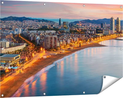Gards Tuinposter Barcelona Strand met Stad bij Zonsondergang - 120x80 cm - Tuindoek - Tuindecoratie - Wanddecoratie buiten - Tuinschilderij