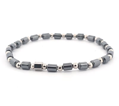 Smalle natuursteen hematiet kralenarmband grijs en zilverkleurige