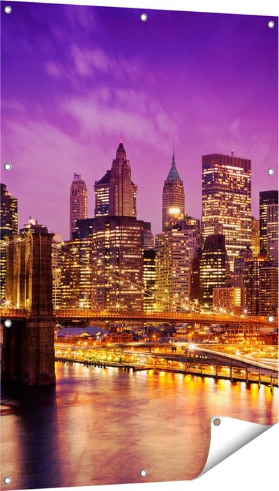 Gards Tuinposter Skyline New York van Centrum in het Paars - 80x120 cm - Tuindoek - Tuindecoratie - Wanddecoratie buiten - Tuinschilderij