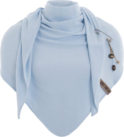 Knit Factory Lola Gebreide Omslagdoek - Driehoek Sjaal Dames - Katoenen sjaal - Luchtige Sjaal voor de lente, zomer en herfst - Serein Blue - Blauw - 190x85 cm - Inclusief sierspeld