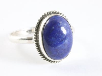 Bewerkte ovale zilveren ring met lapis lazuli - maat 18.5