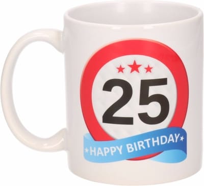 Beallatio Decorations - 25 jaar Verjaardag koffiemok - cadeau beker - stopbord print met happy birthday - 300 ml - keramiek - wit