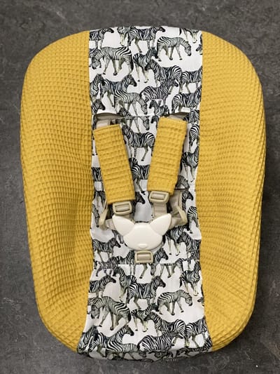 stokke newborn hoes okergeel zebra's