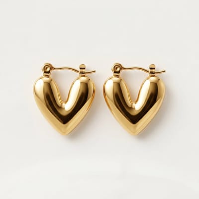 Lundholm Carmen Hartjes Oorbellen Dames Goudkleurig – Premium Stainless Steel Gold Plated – Kleine Hart Oorknopjes 1,2 cm – Minimalistische Heart Studs – Waterproof & Hypoallergeen – Romantisch Cadeau voor Haar – Scandinavisch Design