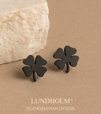 Lundholm Kleine Oorknopjes Dames Zwart Klavertje Vier – Premium Stainless Steel – Elegante Klavertje 4 Oorbellen (1 x 1 cm) – Subtiel & Tijdloos – Luxe Geschenkverpakking