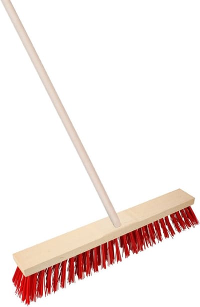 Brumag Straatbezem Elaston voor buiten - Kop 60 cm met extra veel vezels - rood - Houten steel 120 cm