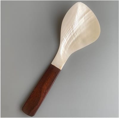 Kooklepel van parelmoer met houten handvat voor rijst, aardappelpuree en serveren van gerechten
