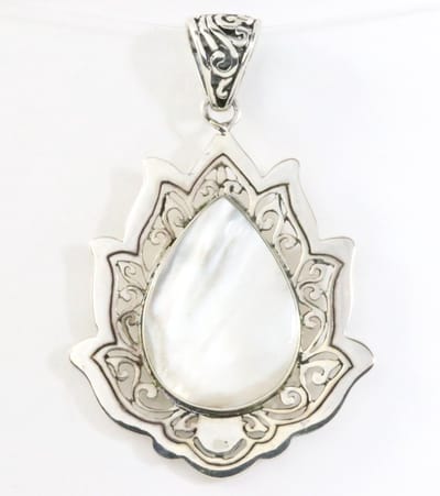 Grote zilveren lotus bloem hanger met parelmoer