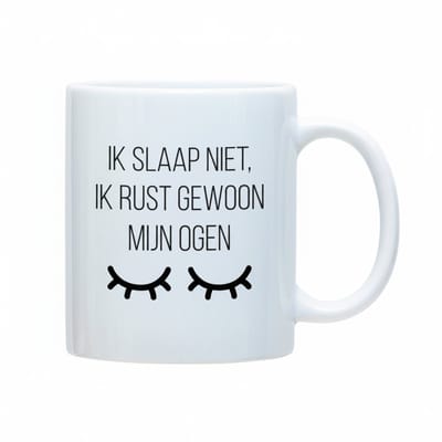 Grappige Slaapmok 330ml – “Ik slaap niet, ik rust gewoon mijn ogen” – Leuke Koffiebeker voor Thuis, Werk & Luie Ochtenden
