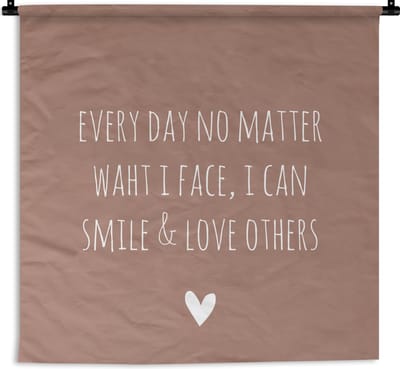 Wandkleed - Wanddoek - Engelse quote "Every day no matter what i face, i can smile & love others" op een bruine achtergrond - 90x90 cm - Wandtapijt