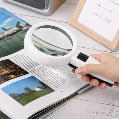 Hand Loep met LED verlichting - 3x Vergroting - Lees Vergrootglas - Lezen voor Ouderen Slechtziende - 20.5x11x3.2 Cm