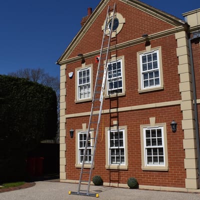 Trade Master Pro® 2-delige Opsteekladder – 7,65 m – 150 kg Draagvermogen – EN131 Professioneel-gecertificeerd – Antisliptreden – Auto-vergrendel Clips – Lichtgewicht Aluminium Ladder