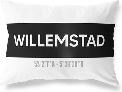 Tuinkussen WILLEMSTAD - NOORD-BRABANT met coördinaten - Buitenkussen - Bootkussen - Weerbestendig - Jouw Plaats - Studio216 - Modern - Zwart-Wit - 50x30cm