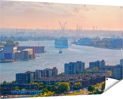 Gards Tuinposter Rotterdamse Haven bij het Water - 150x100 cm - Tuindoek - Tuindecoratie - Wanddecoratie buiten - Tuinschilderij