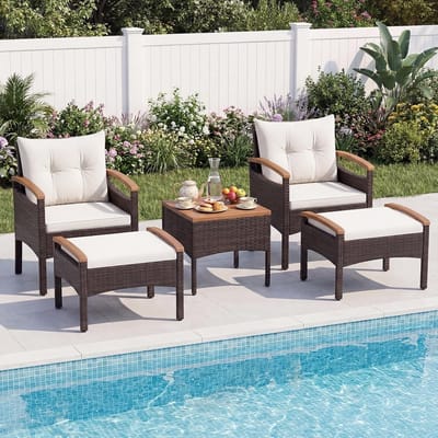 Balkonmeubelset 5-delig Rotan met Acaciahout en Kussens – Luxe Loungeset met 2 Stoelen, 2 Krukken en Tafel, Weerbestendige Tuinset voor Balkon/Terras/Tuin – creme wit– Urbanhome
