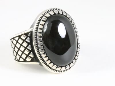 Zware bewerkte zilveren ring met onyx - maat 18