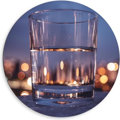 Dibond Wandcirkel - Glas Water met Lampjes - 80x80cm Foto op Aluminium Wandcirkel (met ophangsysteem)