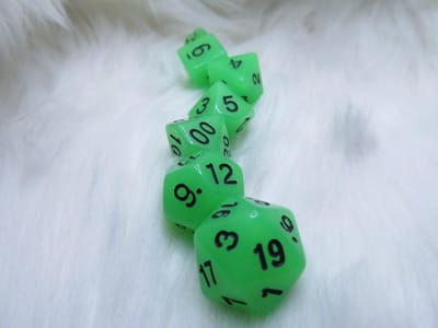 Polyset Dice | Dobbelstenen - Set Van 7 Stuks - Groen Glow in the Dark Zwart| Voor D&D en Andere Rollenspellen | Plastic Dobbelstenen Set voor Dungeons and Dragons | Polyhedral Dice Set | Met Mooie Zwarte Velvet Dice Bag voor Ongeveer 3 Sets