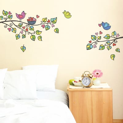 Decoratieve muurstickers met bomen, vogels en hartjes.