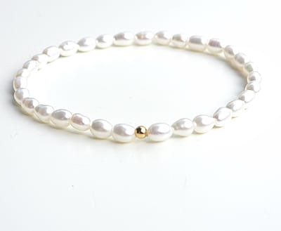 Zoetwaterparel Armband met Gouden Detail (19 cm) - Echte parels 4mm - Minimalistische sieraden - unisex armband - Stainless Steel - The Jewellery Salon