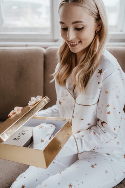 Sterren pyjama set dames–klassiek shirt& lange broek–handgeschilderde sterren–100% Katoensatijn–wit–maat S