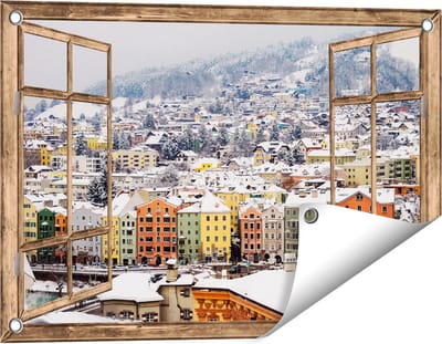 Gards Tuinposter Doorkijk Gekleurde Huisjes met Sneeuw in Oostenrijk - 60x40 cm - Tuindoek - Tuindecoratie - Wanddecoratie buiten - Tuinschilderij