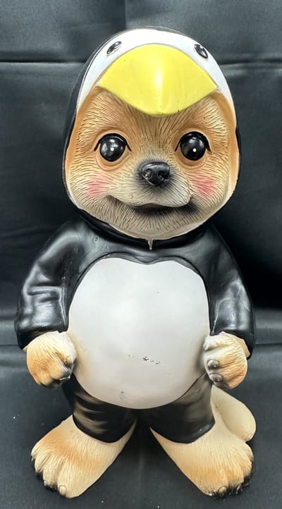 Decoratief beeld "stokstaartje in onesie" - pinguin - polyresin - hoogte 23x14x12cm - Woonaccessoires - Decoratieve beelden