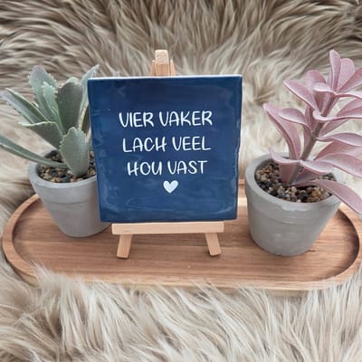 Robuust Wenstegeltje "Vier vaker lach veel" – Hip trendy tegeltje – Cadeau voor Nieuwe Woning, Housewarming of Gezinscadeau – Sfeervol en Persoonlijk - Vriend(in) - Zomaar – Trendy nu – Decoratief Tegeltje met Standaard – Cadeau Idee
